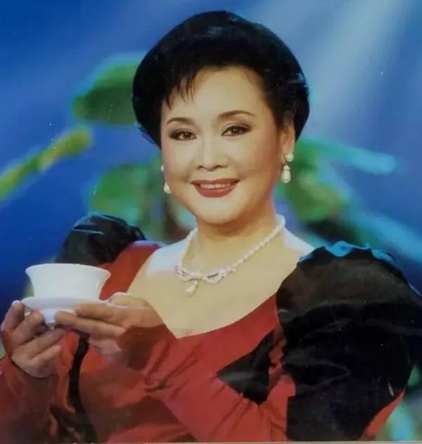 一次，朱逢博在舞台上摇头晃脑的唱歌，被吐槽：“太不像样子。”李谷一却挺身而出，一
