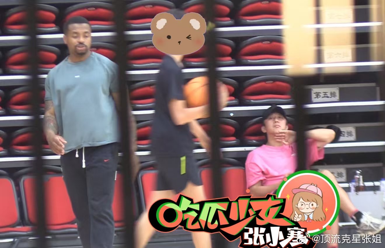 邓超陪等等篮球训练 等等练习传球和投篮 近日，有娱乐博主拍到邓超陪儿子等等篮球训
