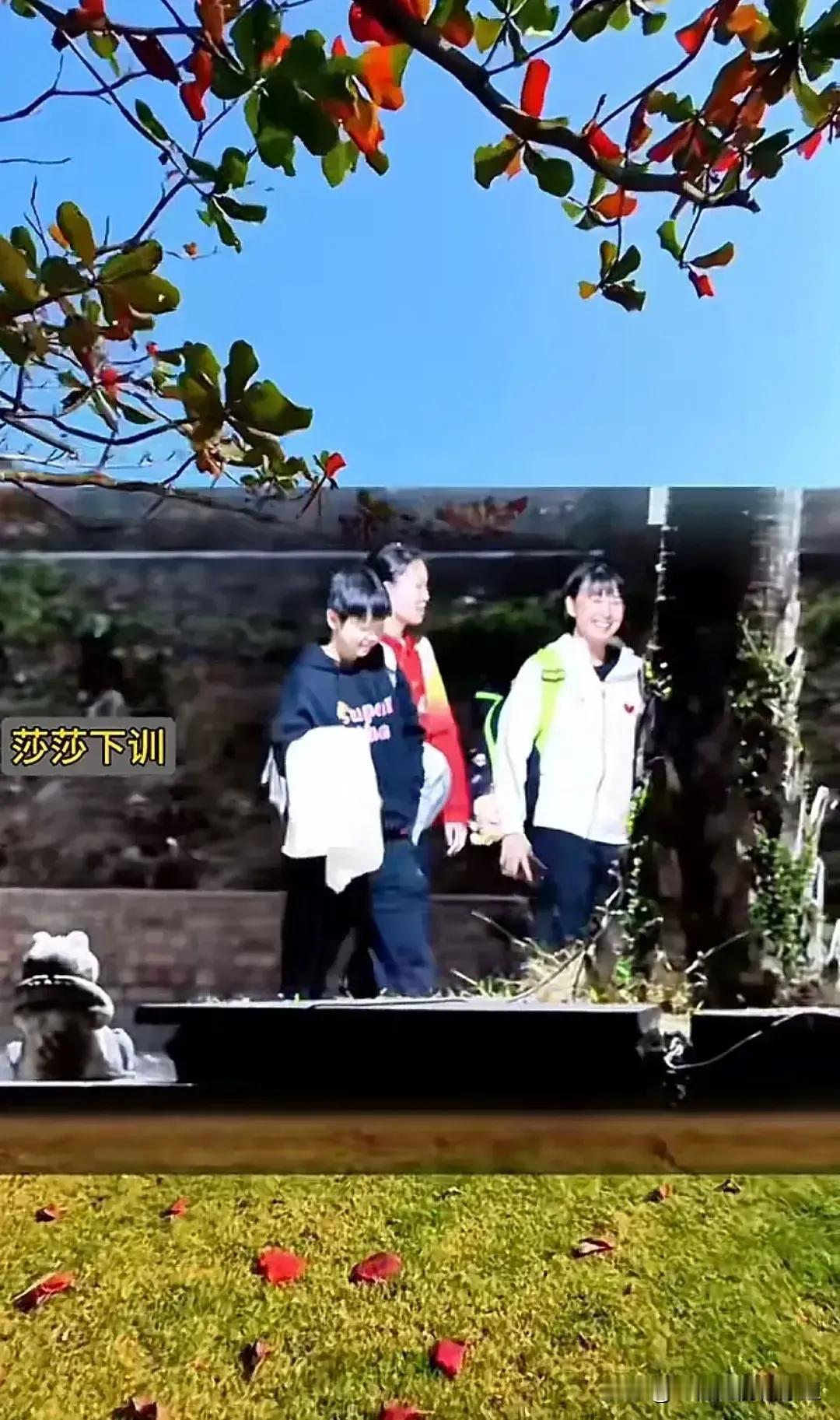 莎莎下训
苍茫大地间
走来莎莎和同伴
悠闲
自信
快乐
是她们统一的标配
但唯有