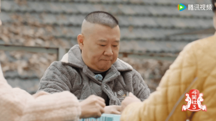 郭德纲汗流浃背了吧  斗笑社  郭德纲于斗笑社麻将桌上慌乱，嬢嬢和师兄弟齐闹，他