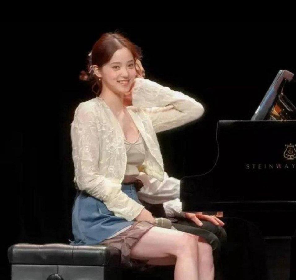 好家伙！欧阳娜娜都长这么大了，身材老好了，越来越靓了。 