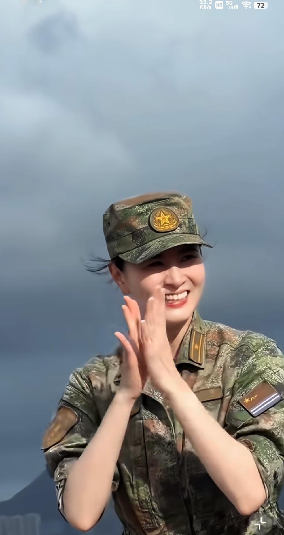 这位女兵跳的新疆舞真的很棒，多才多艺。她是新疆人吗？