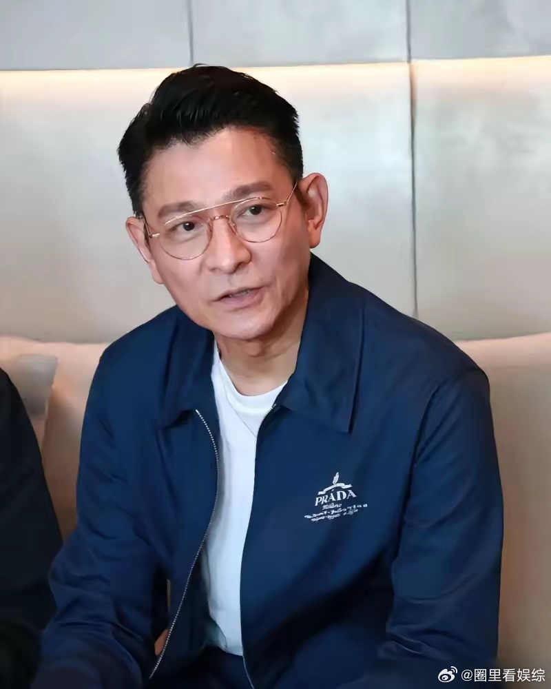 我爸刷到刘德华近照，突然叹了口气说，他好像快被榨干了。 一开始还不信，找来一看才