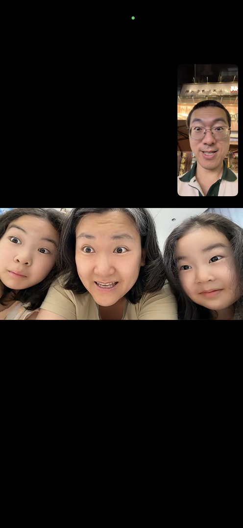 和出差的爸比视频，一起做鬼脸，妹妹的眼睛大大的 