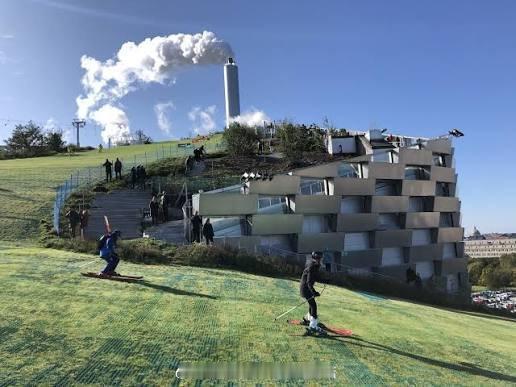 这个85米，想爬需要多段证书是吧？慢慢来先在地图里pin一下这建筑的另一面是那个