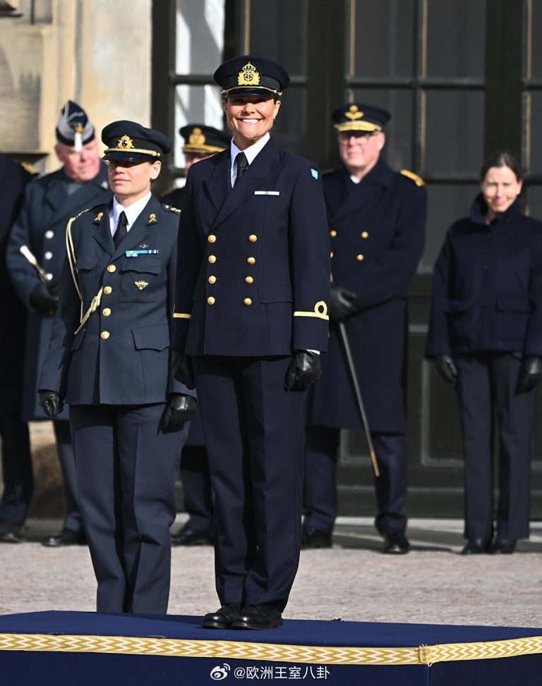 3.12 瑞典王储维多利亚公主庆祝一年一度的命名日。应该固定下来她自己穿军服和瓜