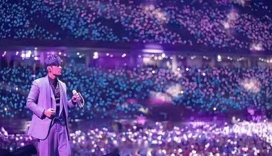 周杰伦青岛演唱会定档 好消息如期而至，青岛站正式定档获批。他的歌词藏满少年心事与