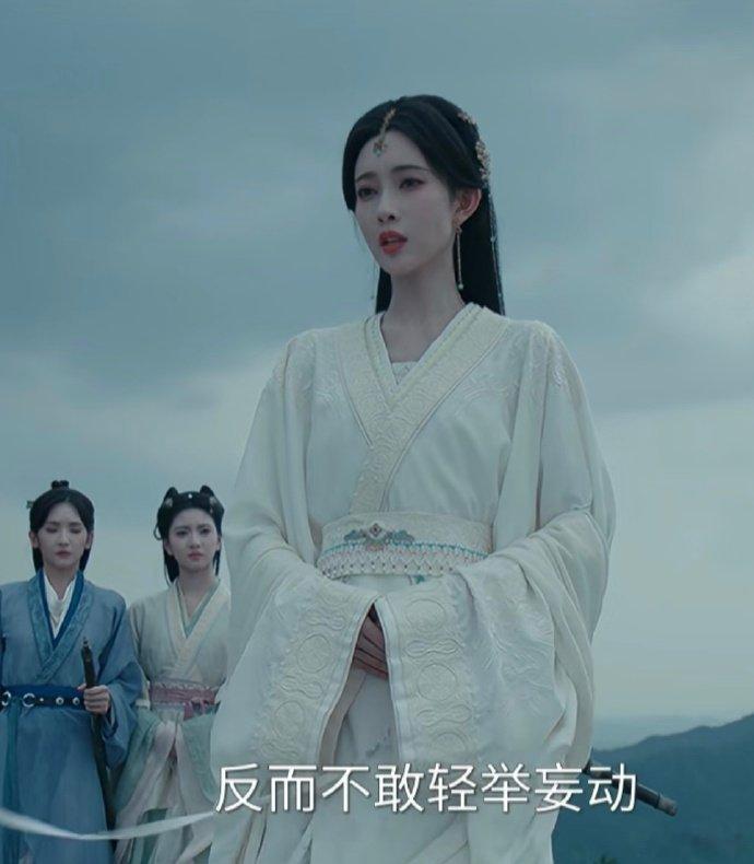 孟子义这都属于是瘦脱相了吧？都说上镜胖10斤，上镜还这么瘦 ，状态差一大截
