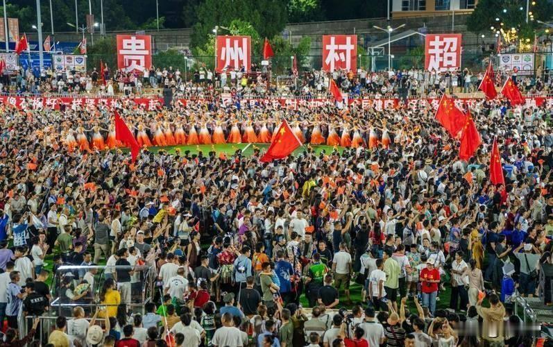 冷清的国足，热闹非凡的省超、东北超以及贵州的村超。

这一现象折射出中国足球“顶