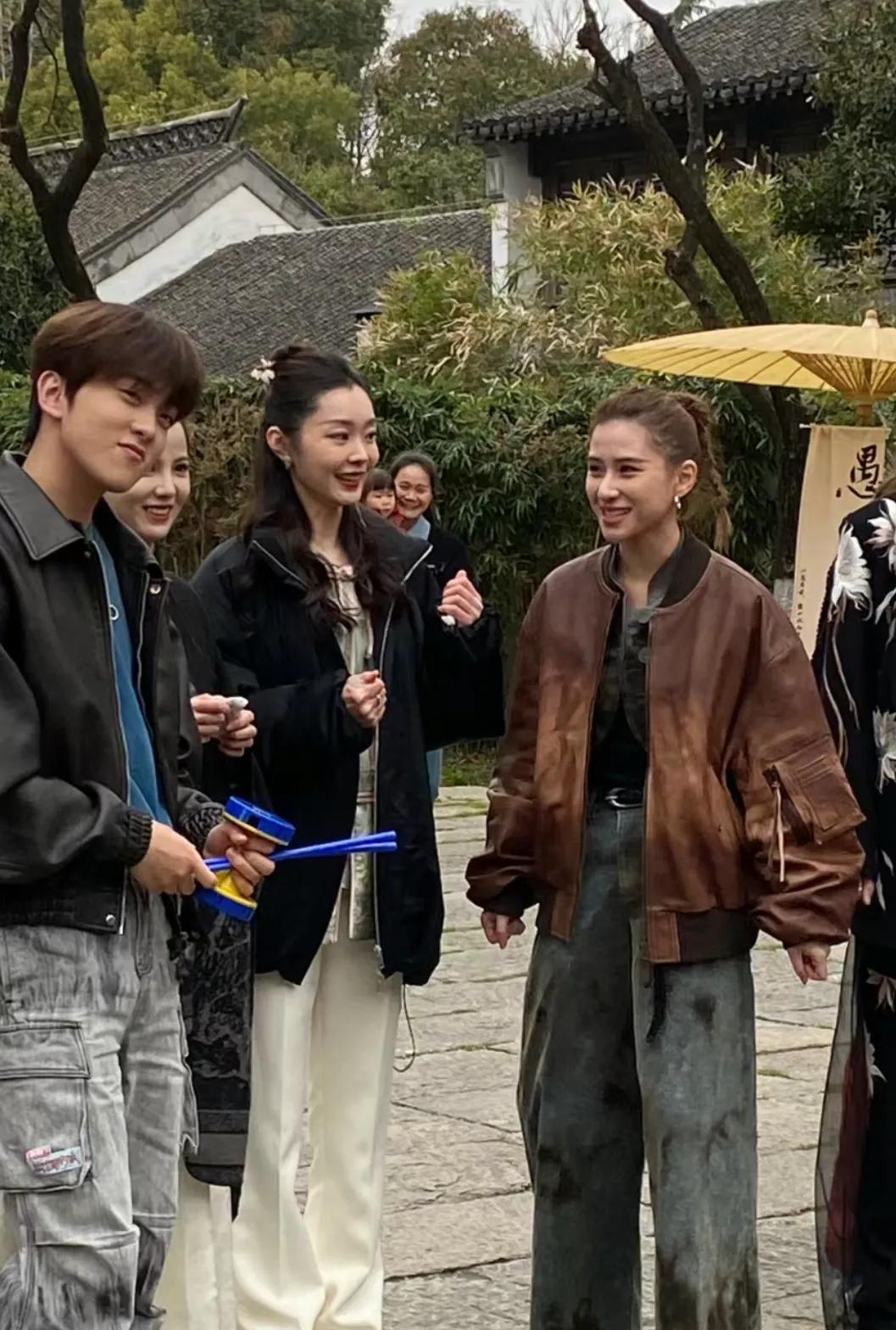 南京愚园偶遇宋轶和何超莲，两个都是大美女，气质超好的，宋轶好大气温婉的长相，体态