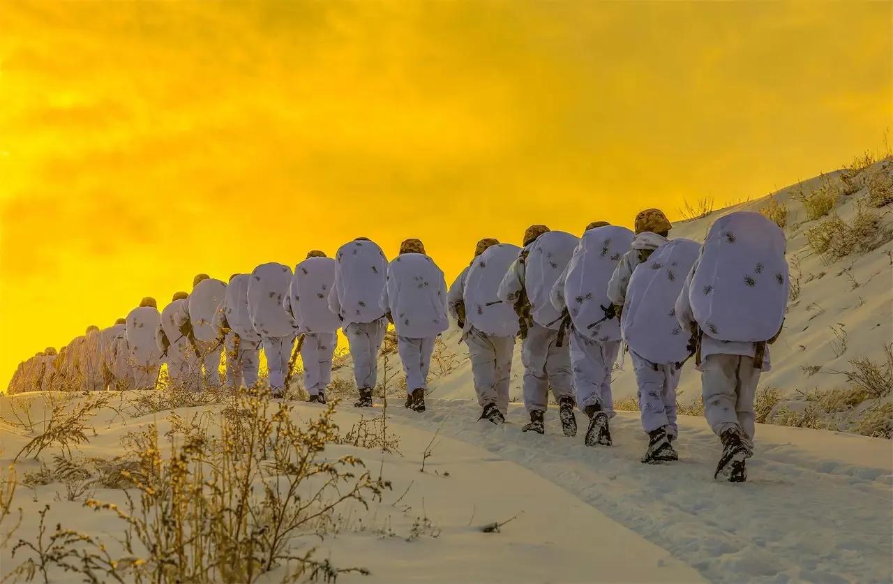 外军现在很关注解放军正在增加的严寒条件下的演训。这种训练包括在山区地形中进行演习