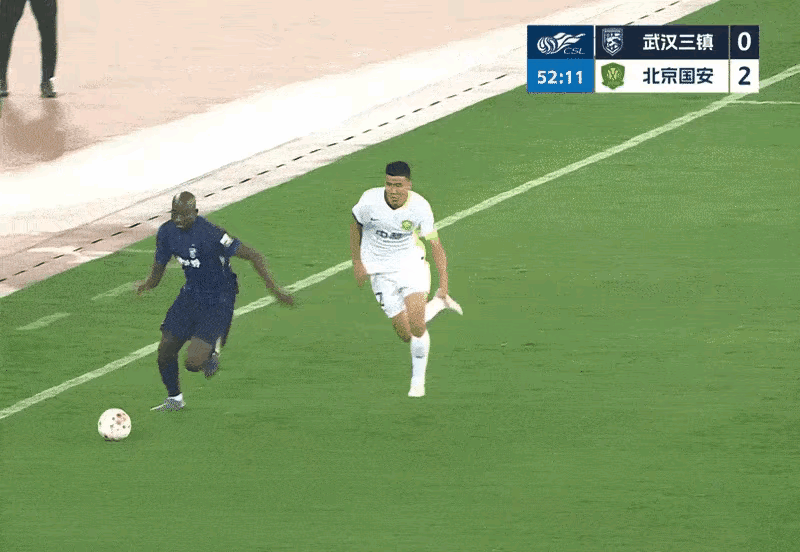武汉三镇的守门员给了张玉宁这个机会，当然，王刚持续的追赶和逼抢让守门员有了压迫感