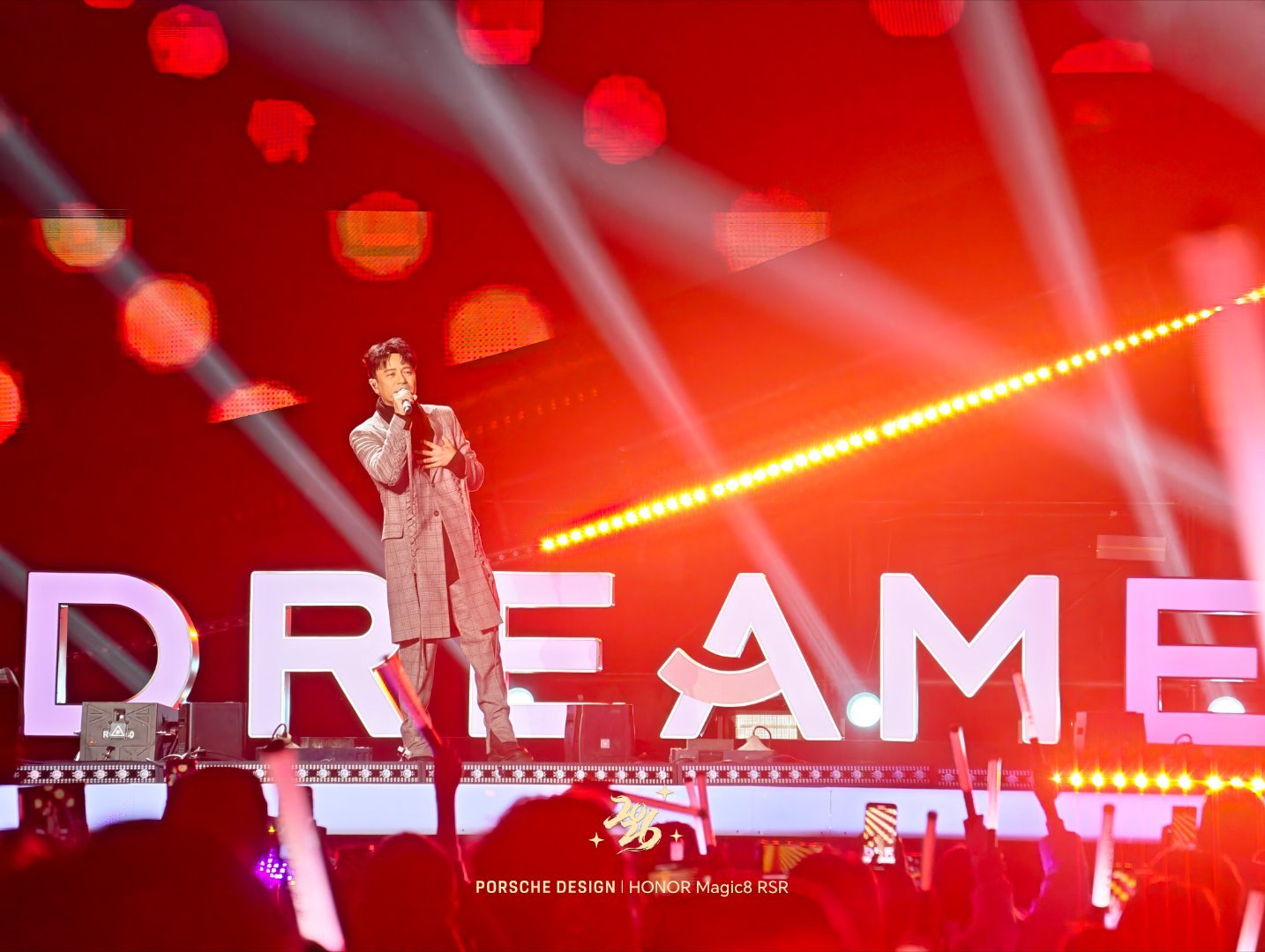 今晚自己觉得拍的最好的一张照片～老板请看演唱会 第二次线下听李克勤唱红日了，真的