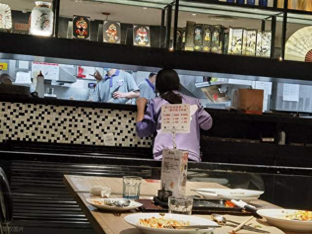 顾客就餐吃出头发默默挑出继续吃，宽容不等于食品安全可以松懈