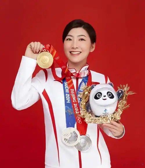 被冠军妈妈的育儿观狠狠圈粉徐梦桃妈妈说：世界上有很多路，适合你的才是最好的。从体