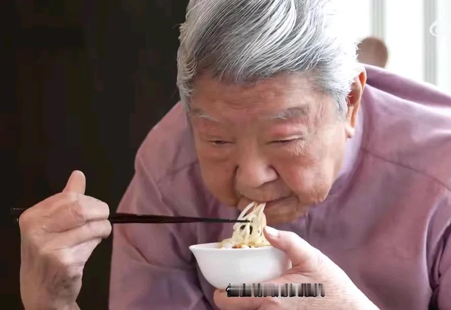 蔡澜最厉害的地方在于，年纪大了，但是一点也不求神拜佛呢。很多人看97岁的李嘉诚去
