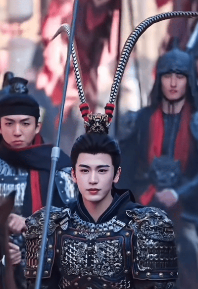 一说就嫉妒长得好的，难道不是因为没演出将军的气势？骑个马摇头晃脑核心不稳，眼神轻