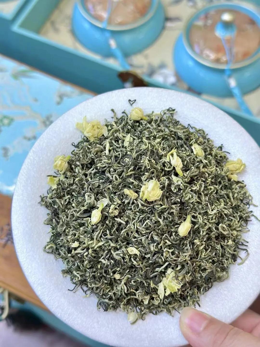 茶，借了花的香
花，倚了茶的骨