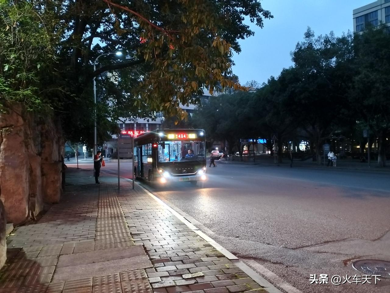 图中的公交车是重庆公交494路，这是从宏城名都开往轨道双碑站场途经停靠嘉陵医院公