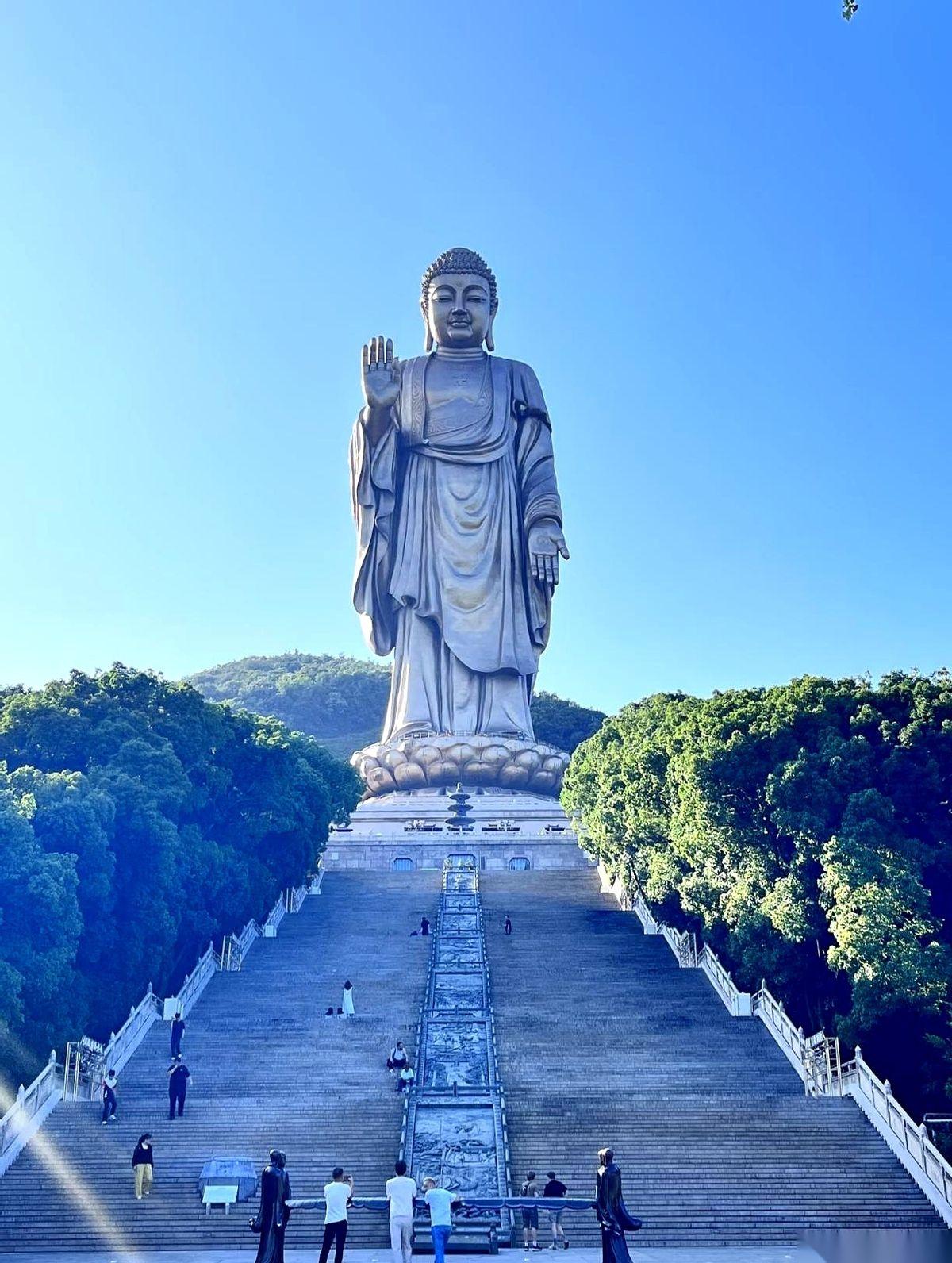 有个朋友，前几年那叫一个风光。
开大G，戴金表，饭局上兄弟一堆，老婆孩子热炕头，