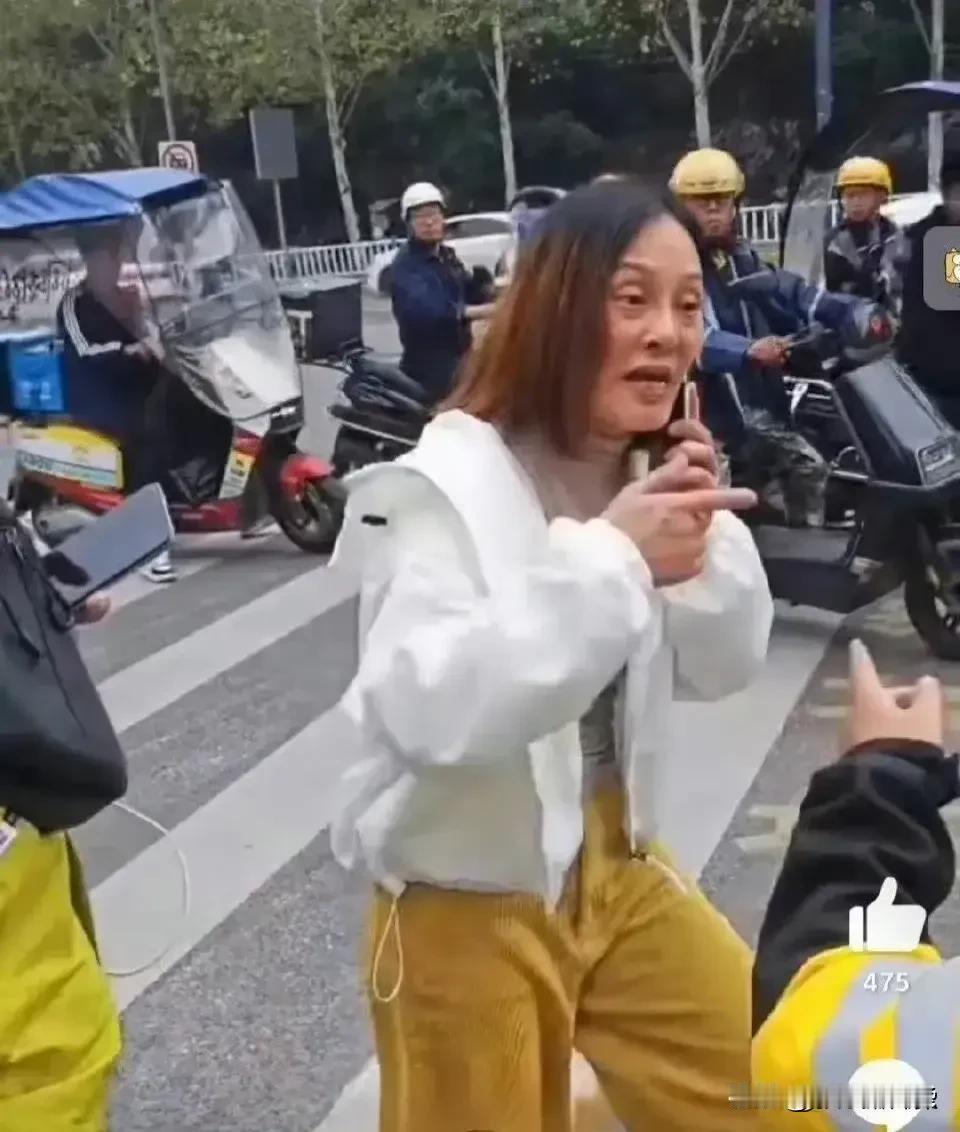 这位便是殴打 21 岁外卖小哥的 42 岁黄女士，瞧上去面目狰狞，其凶狠程度比起