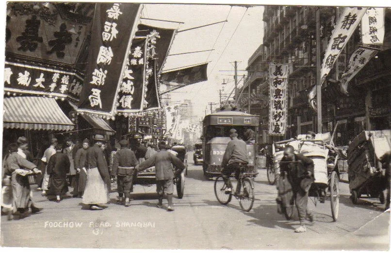 1935年，上海福州路街景，可以看出当时上海马路的行车方向与现在的完全相反。