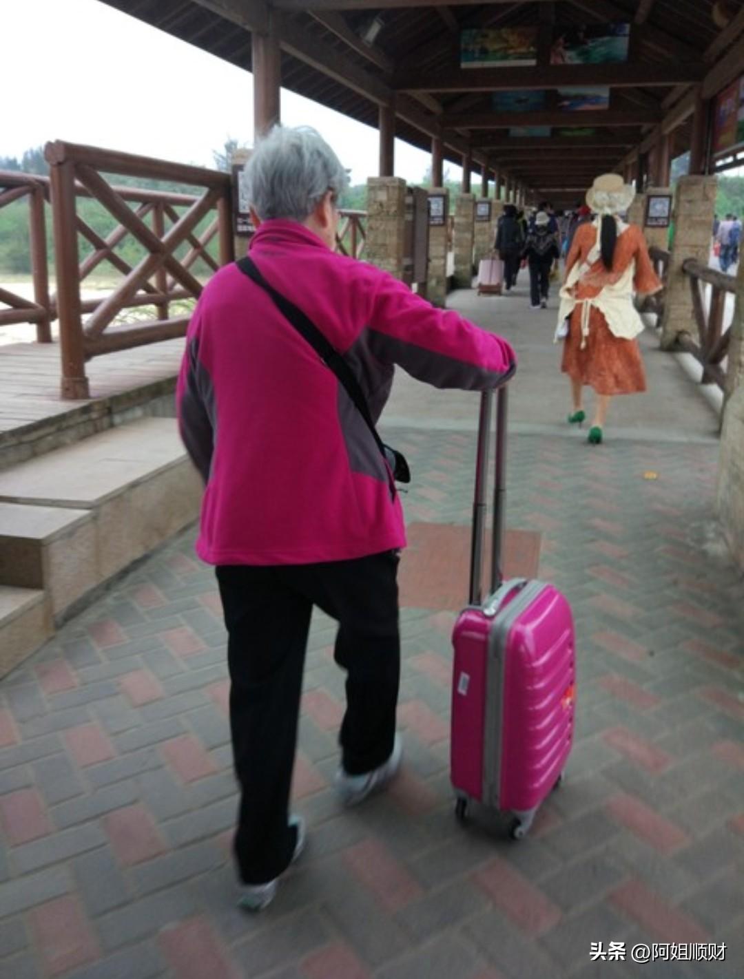 55岁的女儿带着八旬的老人去旅游，这是老人第1次出门旅游，第1次踏出生他养他的这