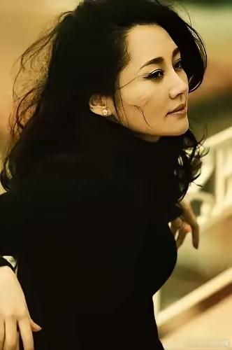 演员，许晴说，五十岁了，我没有自己的家，住表弟家里，他有两个孩子，以前我喜欢跟她