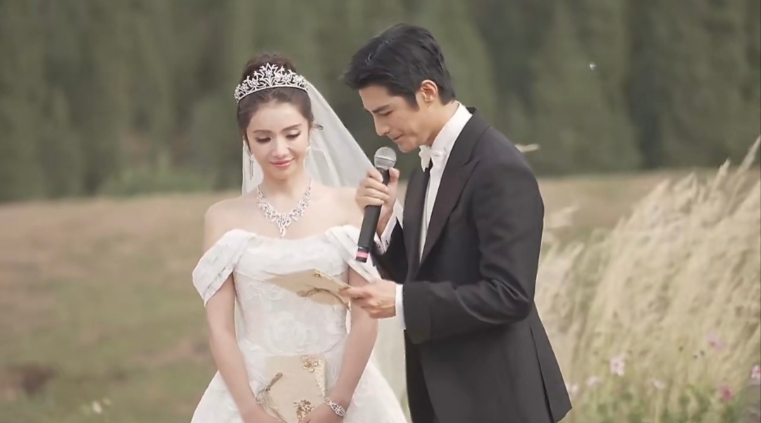 今天被姜潮麦迪娜的婚礼直播甜到了！新疆婚礼也太热闹了吧。请继续幸福甜蜜下去吧。姜