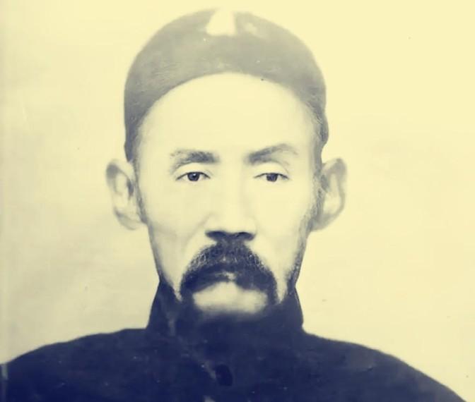1922年，张作霖受邀参加日本的宴会，刚要落座，便被贴身保镖一把推开，并顺势用脚