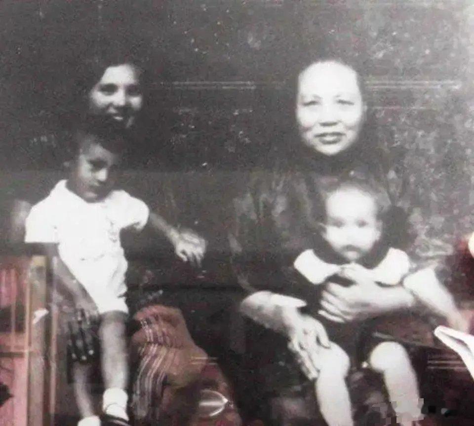 这张照片是毛福梅与孙女蒋孝章唯一合影，祖孙相处仅有一年，情谊十分短暂。毛福梅晚年
