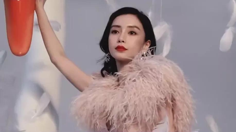 杨颖被曝状态非常焦虑！封杀后事业全凉凉，难以接受现在的落差

据说杨颖最近的状态