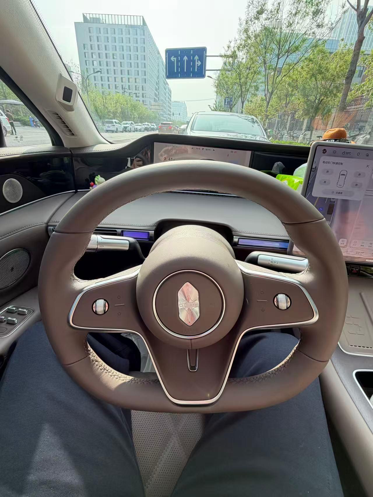 你问我作为鸿蒙智行车主，最看中的是什么？首要因素肯定是华为乾崑智驾了，它是让你轻