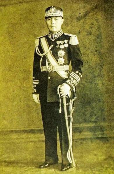 1928年，淞沪警备司令钱大钧追求一个女子，女方父亲坚决不同意。失望的钱大钧走在