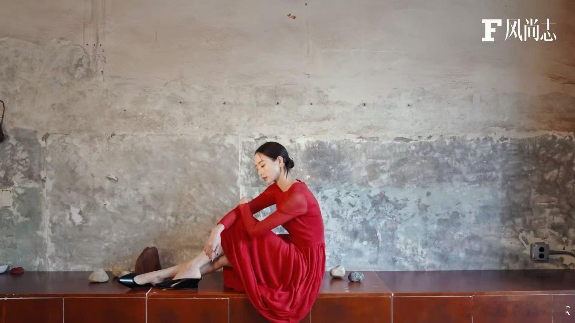 张钧甯好美的腿 长腿优越吸睛，大佬气场拉满，高级颜值太能打，魅力难挡！ 