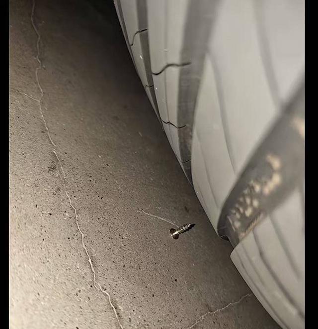 成都一小区地下车库，业主李先生只是提醒别人挪开挡路的车，对方转头就在他的车轮底下