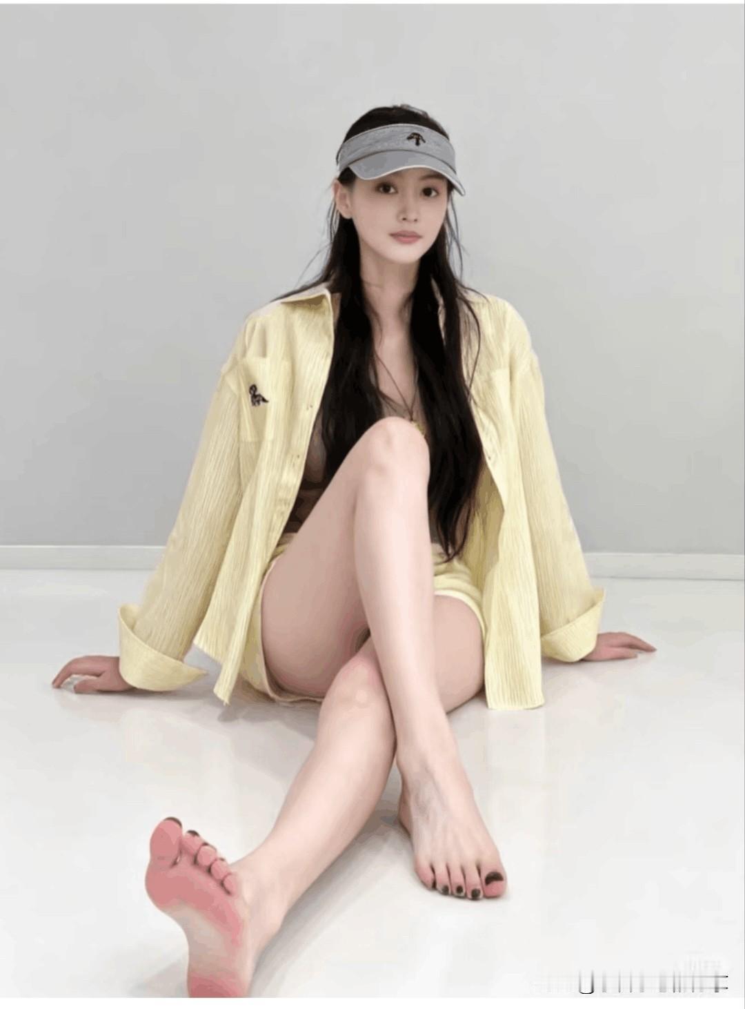 她不光五官好看，骨相顶级好，身材也很完美，圆脸大眼高鼻梁，樱桃小嘴，马上就让人记