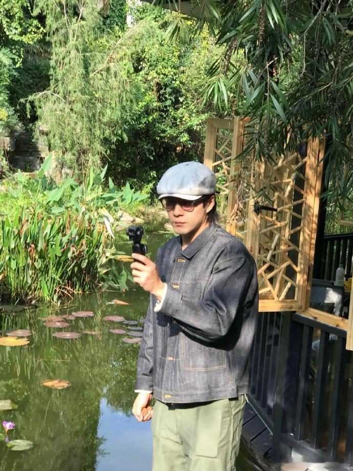 韩东君私下遛弯像隔壁大爷韩东君的B面是公园常客 韩东君的B面是公园常客，原来明星
