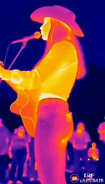 咱就是说，这位国外流行歌手是把“沉浸式演出”玩到了新高度啊！
 
别人唱歌靠唱功