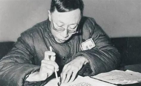 1963年，北京街头一处普通烧饼摊前，站着一个头发花白的老人。他用几分钱买了一个