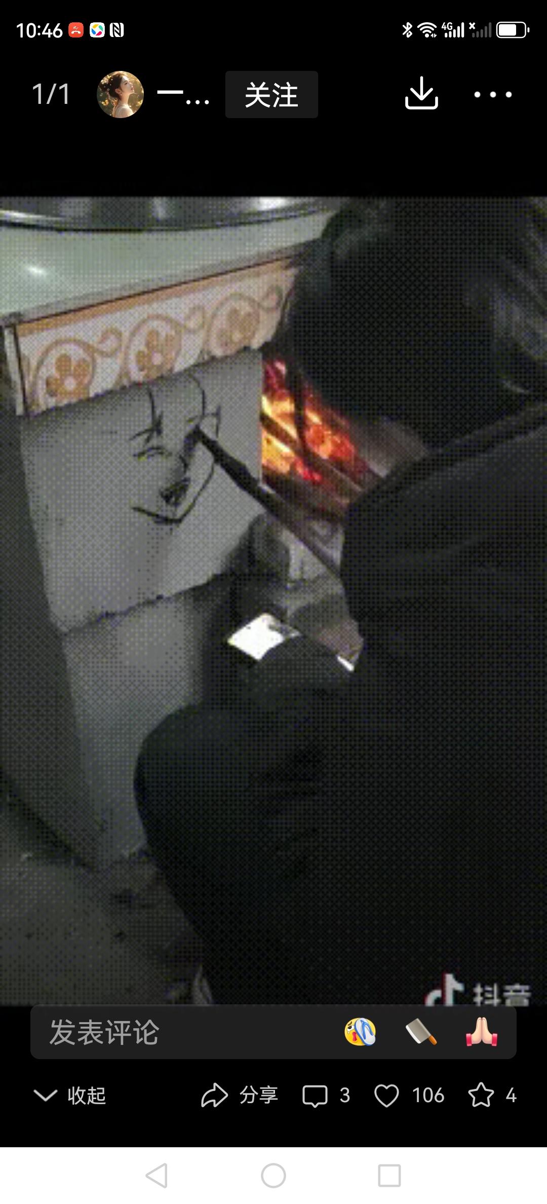 看她发的视频，这个00后小姑娘就坐在灶台旁边，灶膛里的火苗烧得正旺，她手里攥着根