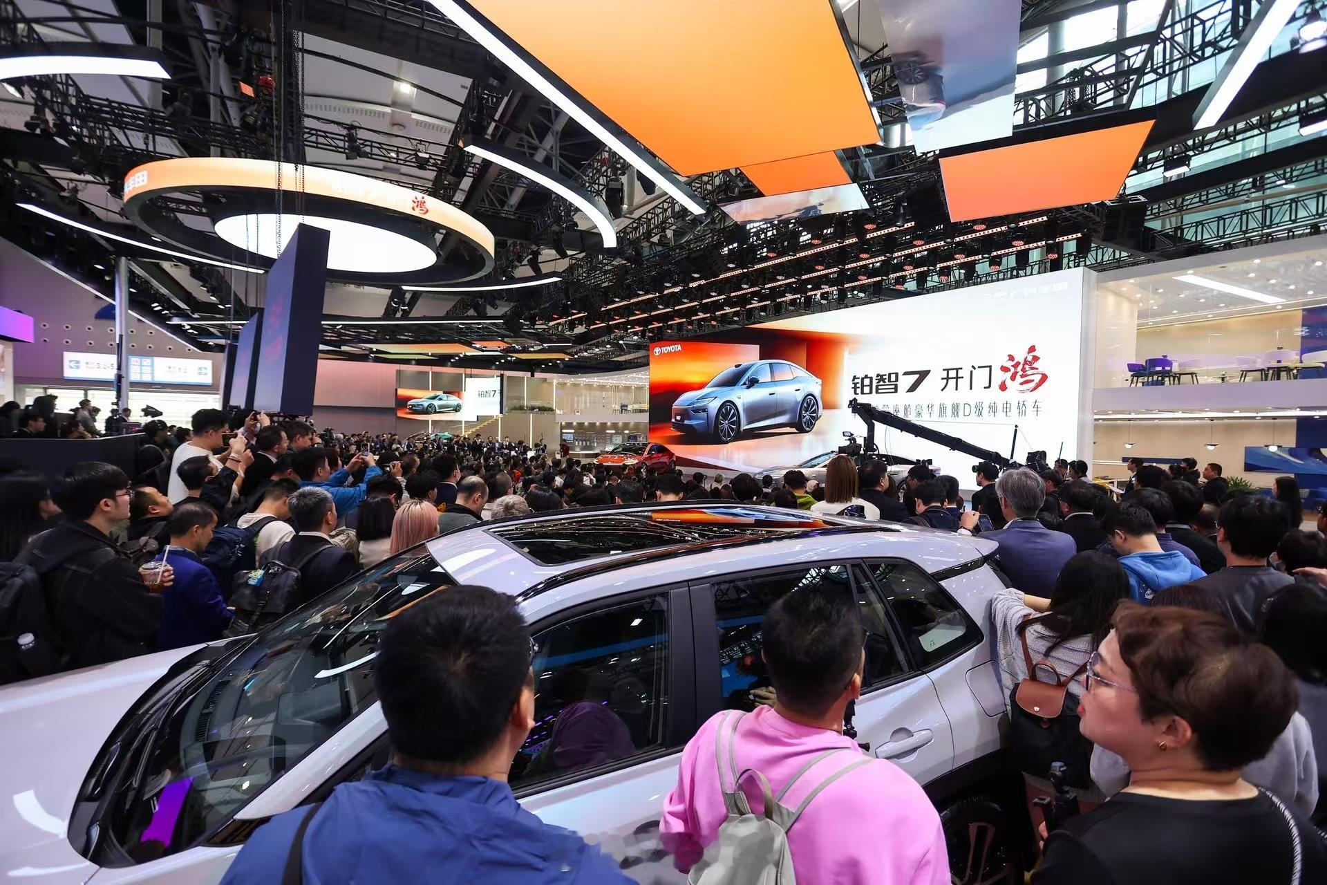 这次广州车展，广汽丰田的展台是真热闹，新车发布区被围得里三层外三层，不少人争相打