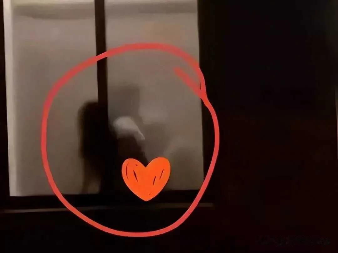 近日，四川传媒学院爆出两对年轻情侣在该校西教室发生性关系。因为没有关灯，被路过的