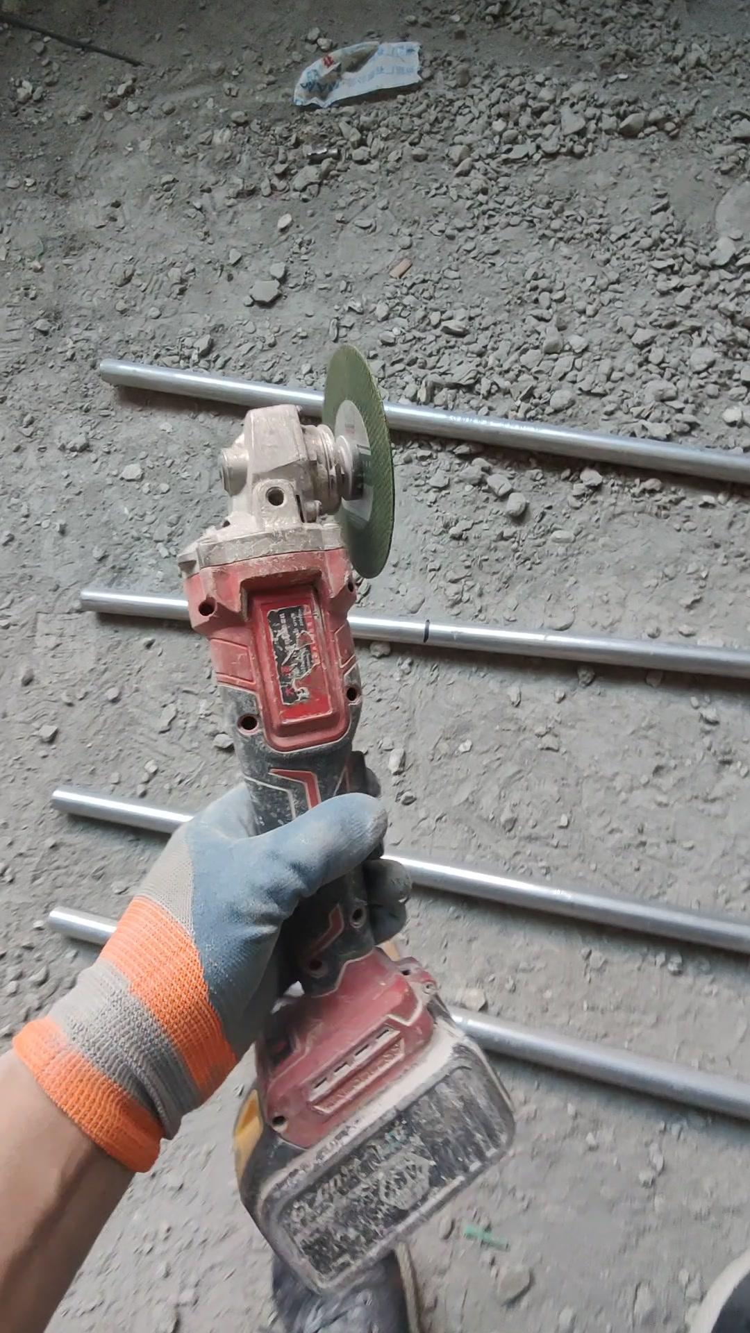 角磨机开关方向怎么选？🔧角磨机使用方向真的有讲究！最近在工地看师傅操作，两个师