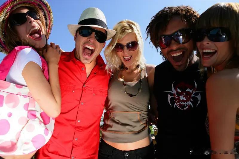 当代青年的低欲望困境：一场无声的反叛

便利店里挤满吃着十几元便当的年轻人，写字