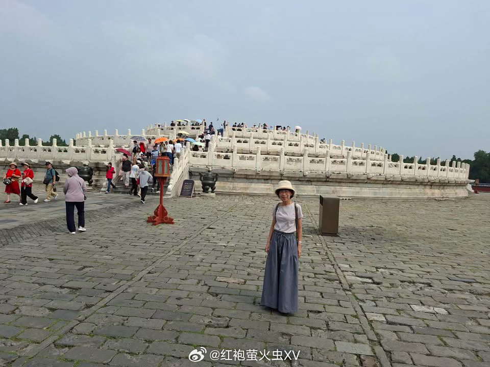 柯文哲夫人陈佩琪在大陆旅游时，在高铁上帮忙救治了儿科病人。 