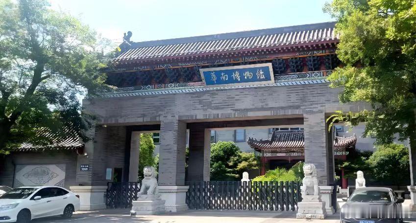 你以为青云谱只有老厂房？不不不！八大山人的孤傲艺术、孺子书房的静谧书香、深藏不露