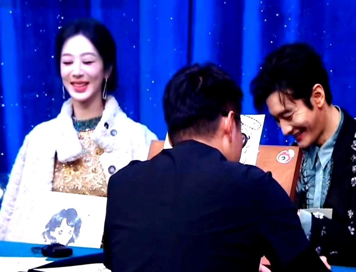 金鸡奖后台，黄晓明一句“微信轰炸”，直接撕开了娱乐圈那层光鲜的保鲜膜。
没有“恭