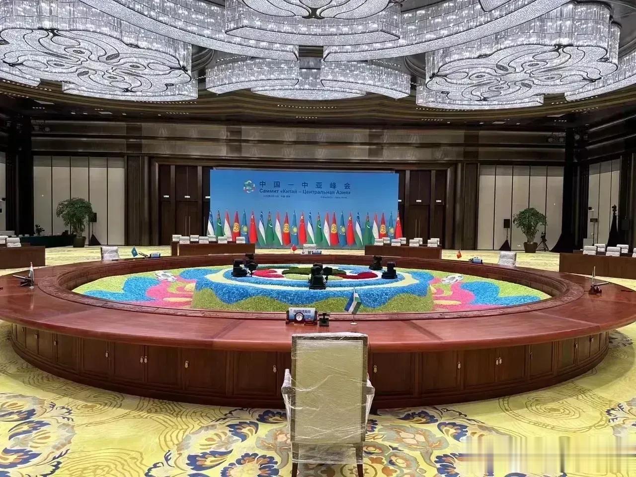 棋局越来越明朗了，这一招“西进东出”是布局更是破局。
中亚五国对稳定西边至关重要