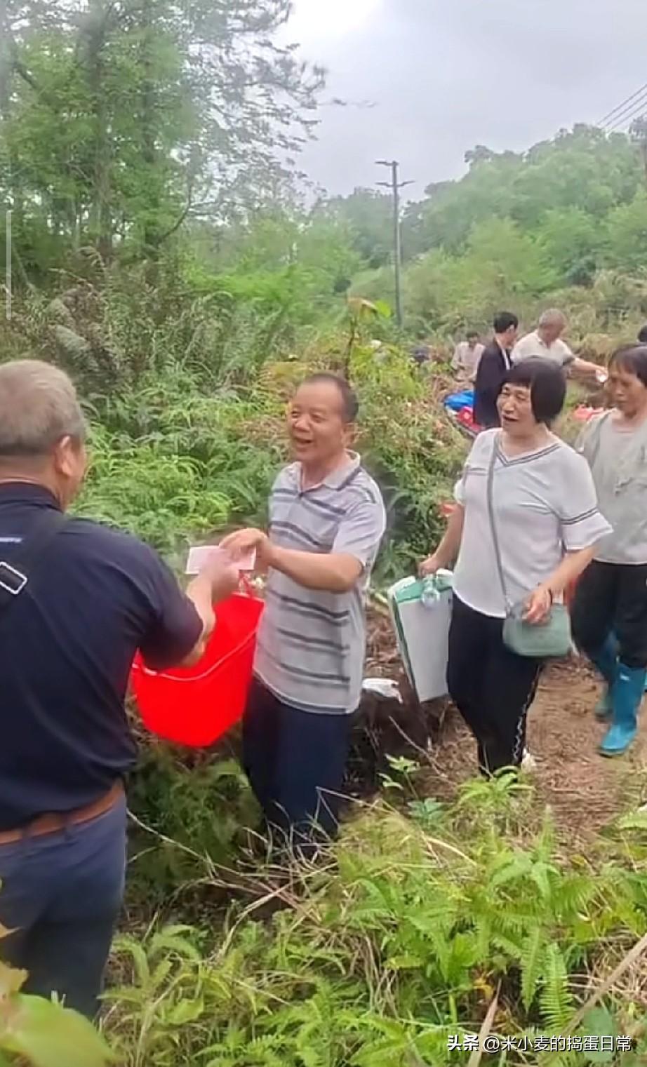 金山阿伯回乡祭祖派钱，这一幕看哭无数人！
 
在广东开平的乡间小路上，一群戴着草